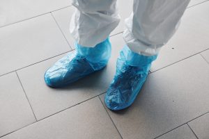 רופא עם כיסוי נעליים חד פעמי במרפאה